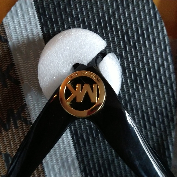 Michael kors flip flops NWOT - Picture 2 of 8